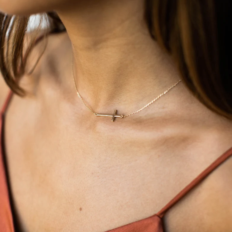 Minimalist Jewelry Styling: Follow the Trend and be Catchy With Less